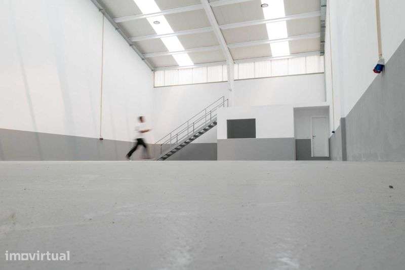 Armazém 210m2 - Vilar do Paraíso - Grande imagem: 3/5