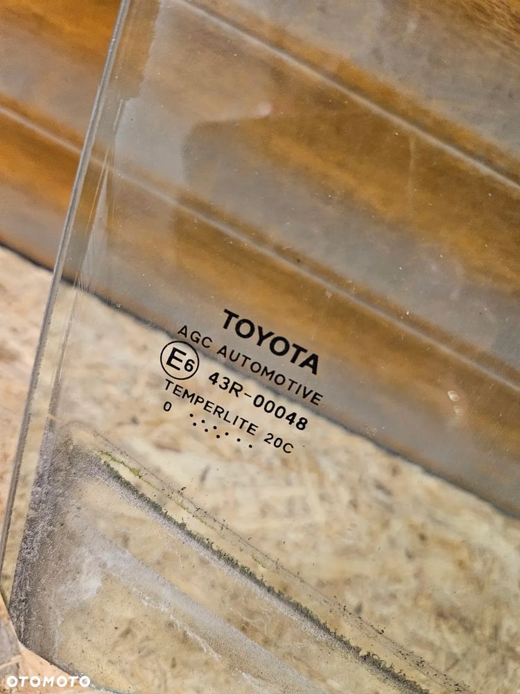 TOYOTA COROLLA E21 HB HATCHBACK SZYBA PRAWY TYŁ - 2