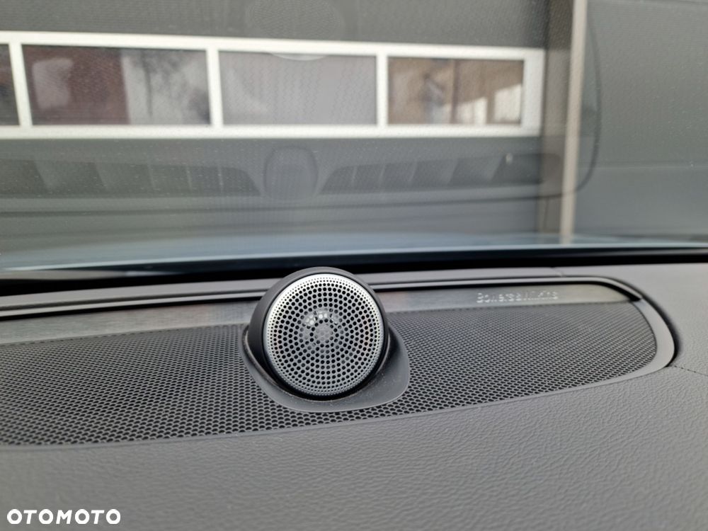 Volvo V90 T8 AWD Plug-In Hybrid R-Design - 32