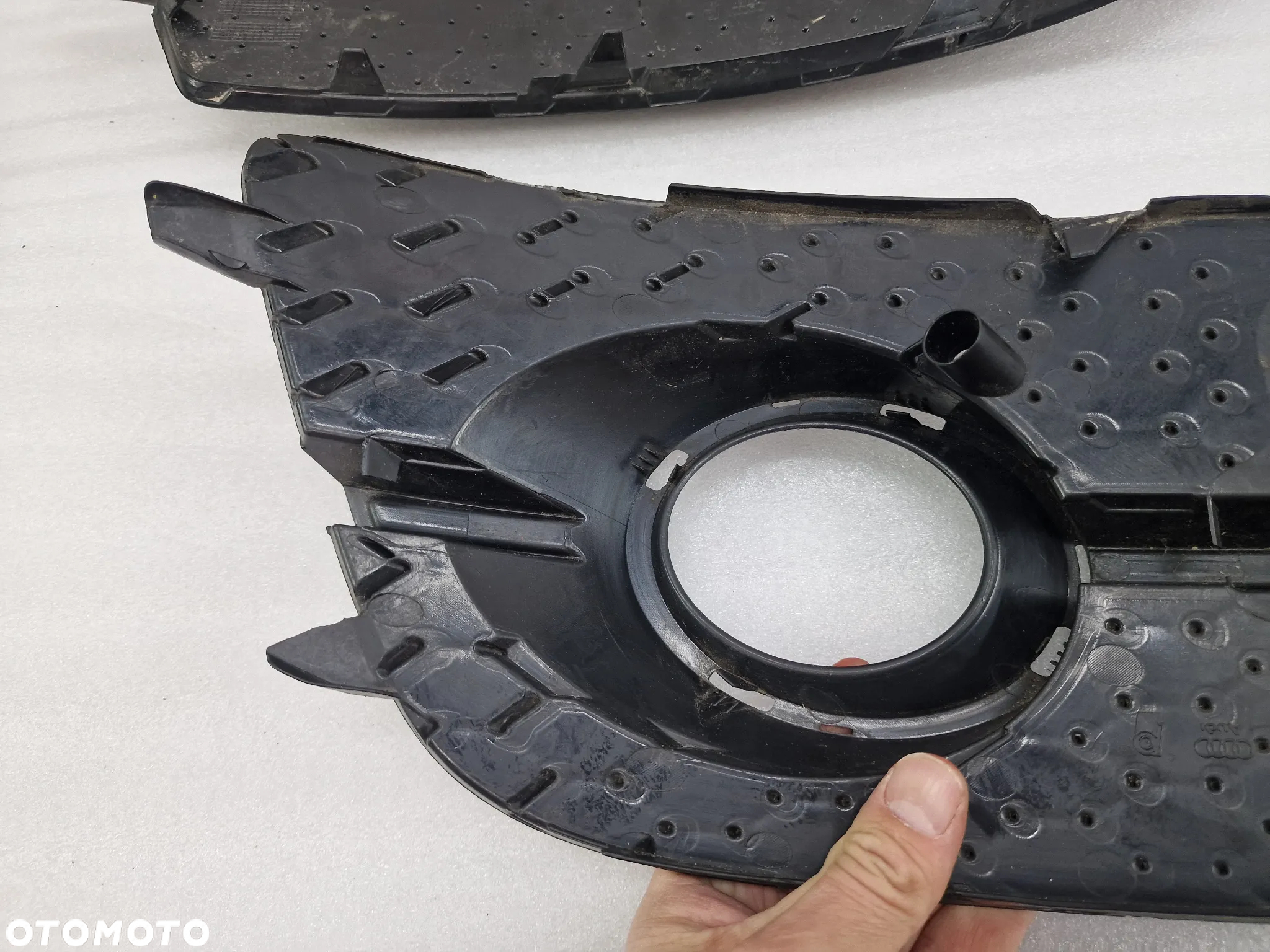 AUDI Q3 8U0 LIFT S-LINE 14- PRAWA KRATKA BOCZNA ZDERZAKA PRZEDNIEGO PRZÓD , NR 8U0807682D , NR AUKCJI E/10 - 18