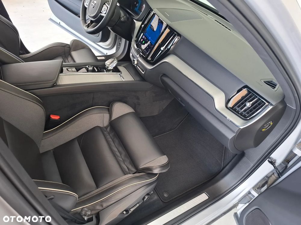 Volvo XC 60 B4 D AWD Plus Dark - 13