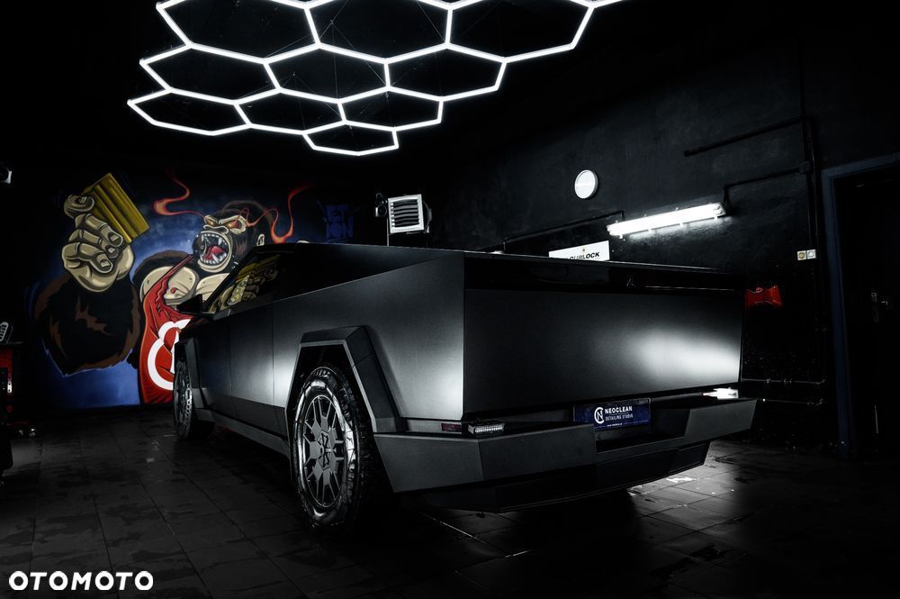 Tesla Cybertruck - 17