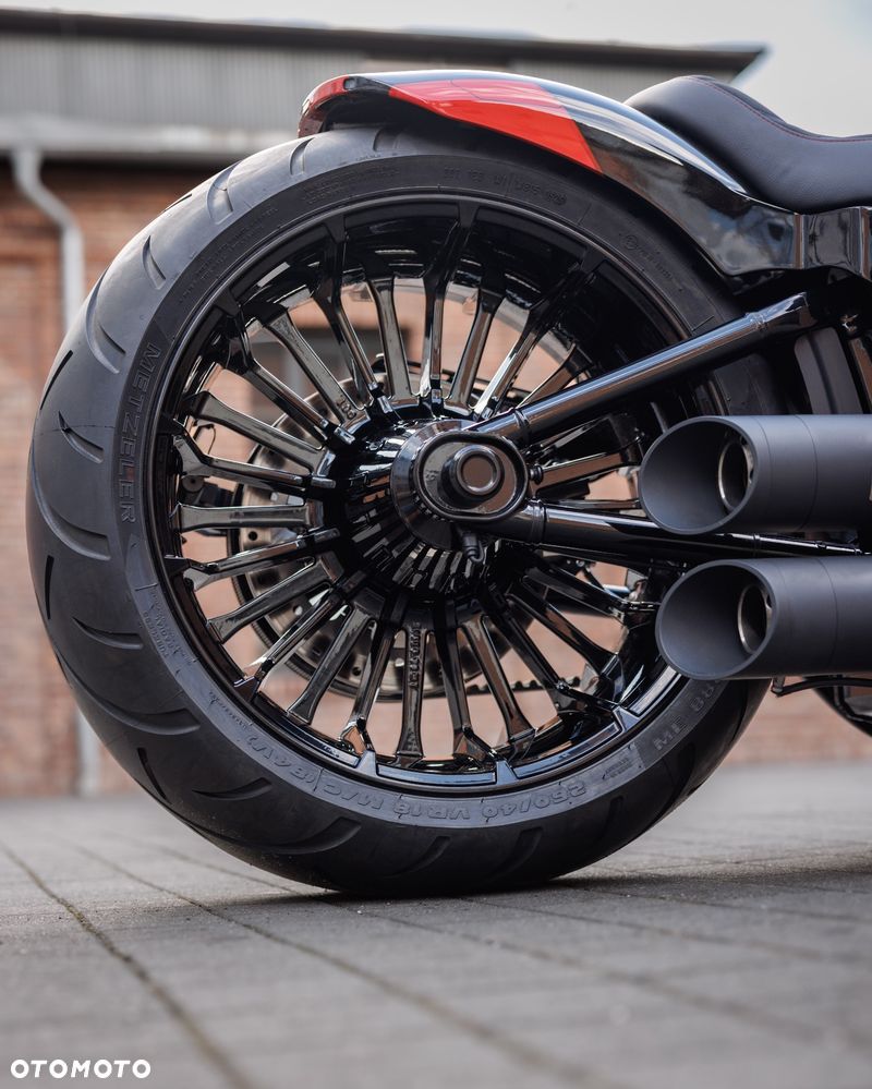 Harley-Davidson Softail Breakout - 11