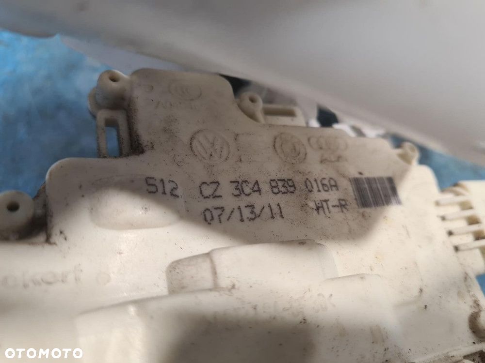 VOLKSWAGEN PASSAT B7 KOMBI KLAMKA TYŁ PRAWA LI7F - 8