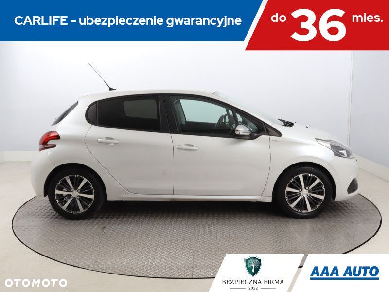 Peugeot 208 - 8