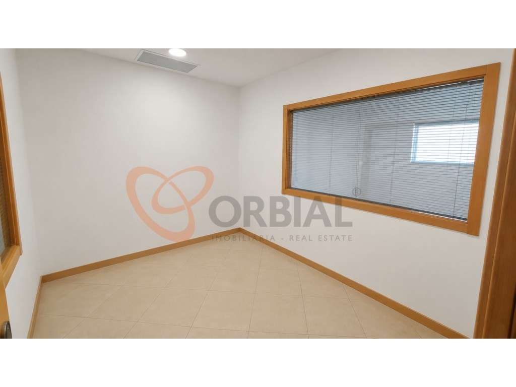 Loja para Arrendar nas Areias de São João, Albufeira - Grande imagem: 3/12