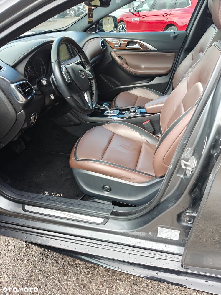 Infiniti Q30 - 9