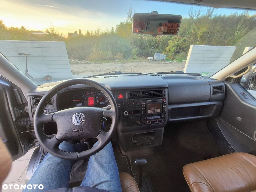 Volkswagen Caravelle - 14