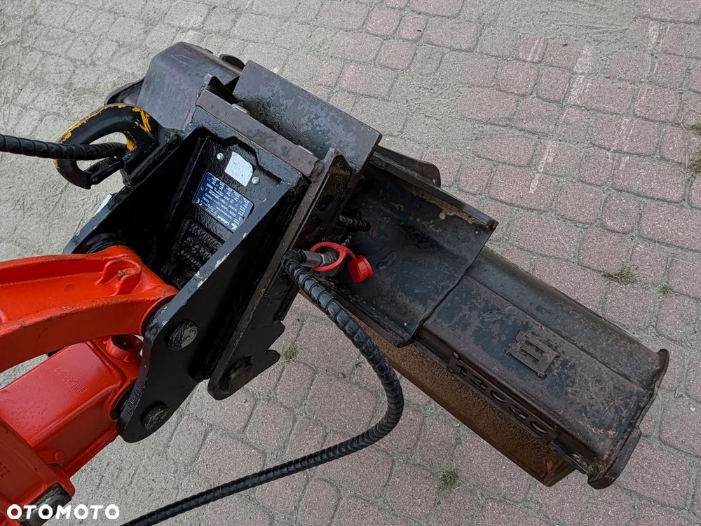 Kubota U27 Minikoparka koparka gąsienicowa 2.8 tony. jak Nówka sztuka z salonu! 2017 rok. 1570mtg. Przywieziona z Gospodarstwa Norweskiego! Zadbana Maszyna ani deka luzów i wycieków. Aktualna Dekra dokumentacja BMWT! Łyżka skarpowa uchylna Hydrauliczna! Szybka wolna jazda. Zamki na tłokach. Wersja Norweska!! OKAZJA Tanio - 7