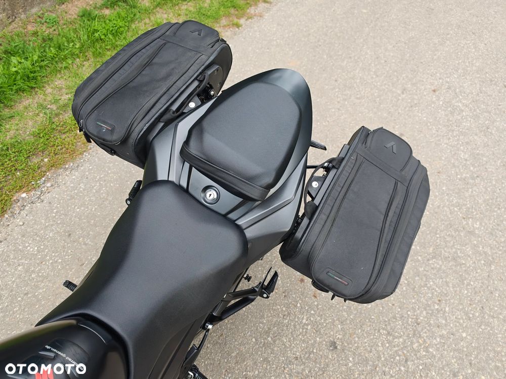 Suzuki GSX - 16