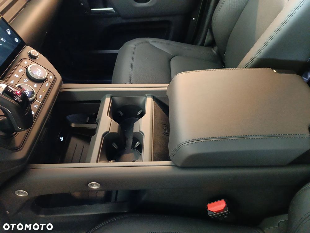 Land Rover Defender - 27