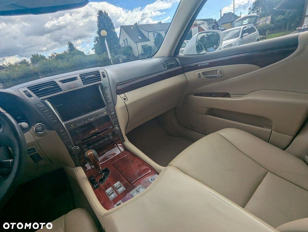 Lexus LS 460 AWD - 36