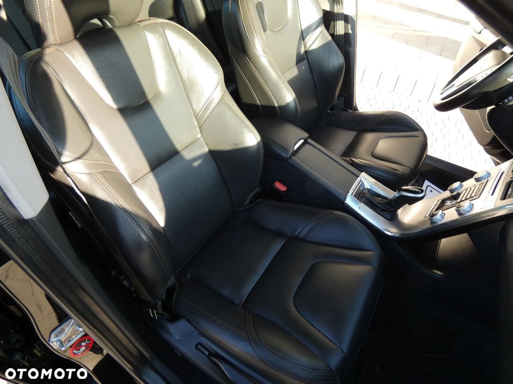 Volvo XC 60 D5 AWD Geartronic Summum - 28