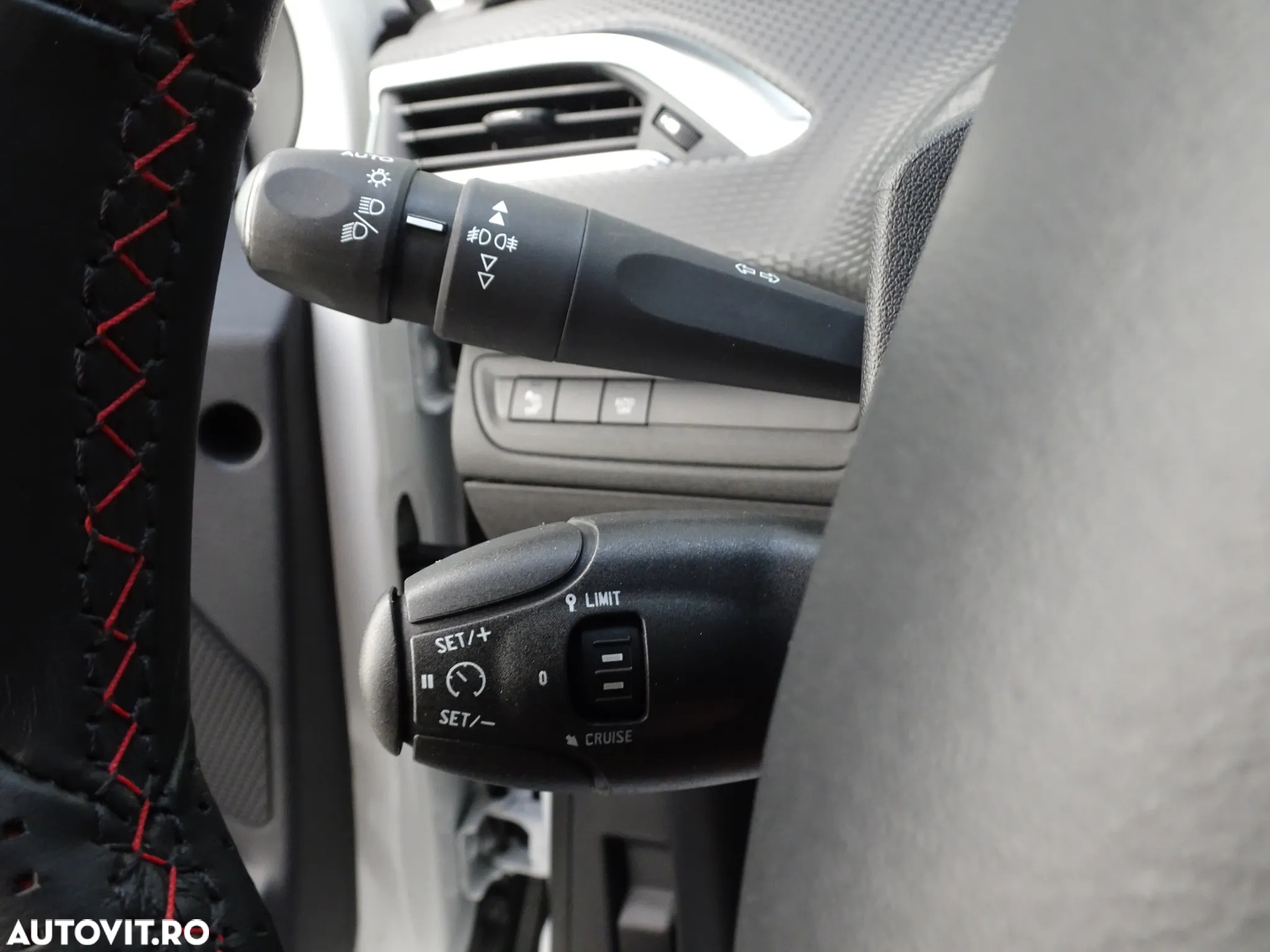 Peugeot 2008 1.2 L PureTech STT GT Line - 25