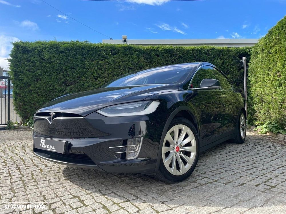 Tesla Model X - 11