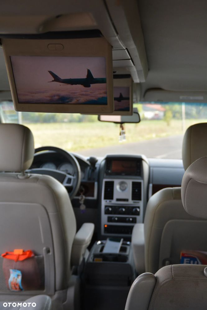 Chrysler Town & Country - 13