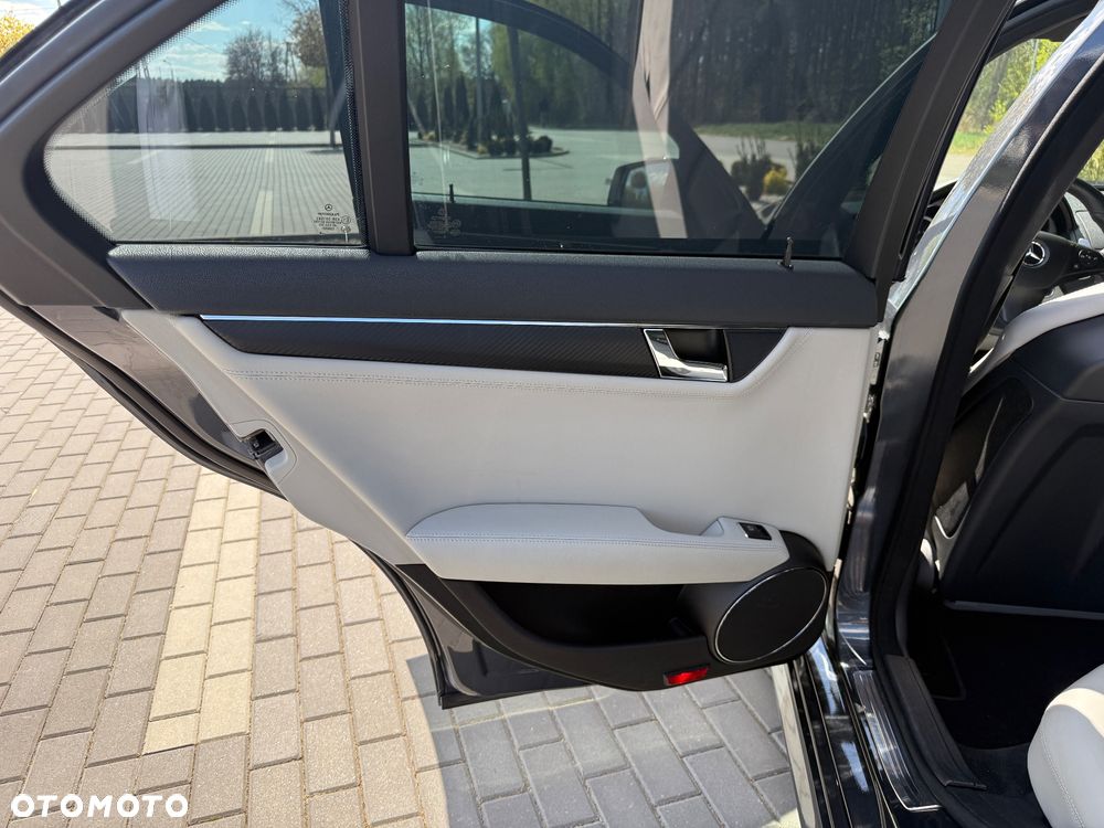 Mercedes-Benz Klasa C 63 AMG 7G-TRONIC SPORT EDITION - 31