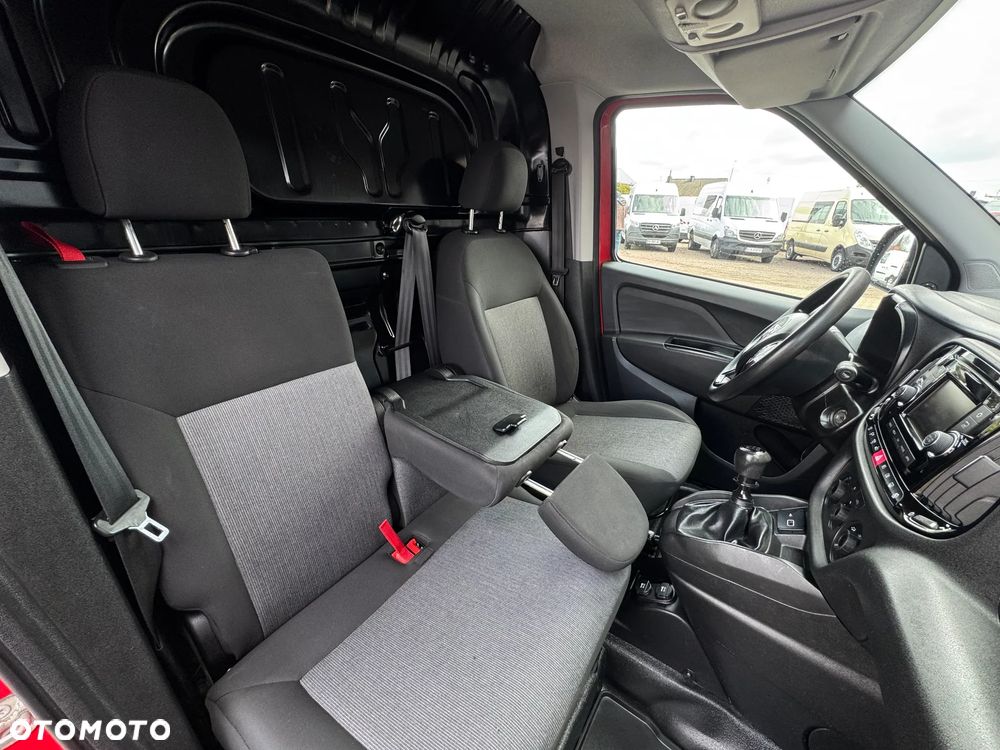 Fiat DOBLO  1,6 *  L1H1 #3 Osoby#  AUTO Z PEŁNĄ HISTORIĄ SERWISOWĄ * W 100% Nie Malowany Oryginalny Lakier * Tempomat * Faktura 23% # VAT-1 Auto Kupione w ASO Fiata * Gwarancja  * Bardzo oszczędny i dynamiczny silnik * Klimatyzacja* Tempomat * MP3 * Bluetooth * Czujniki Parkowania * - 21