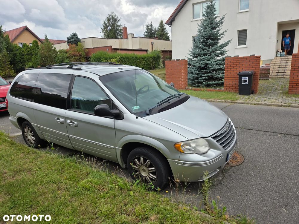 Chrysler Town & Country - 8