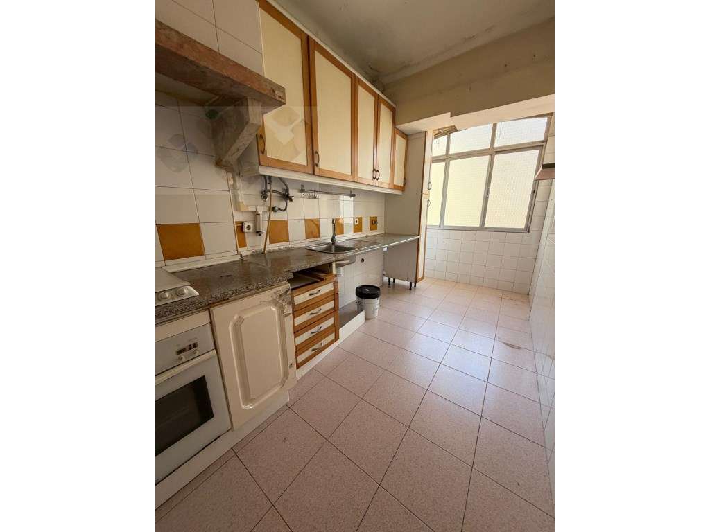 Apartamento com Excelente Potencial de Valorização na Amadora - Grande imagem: 4/17
