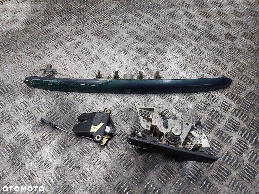 BLENDA KLAPY BAGAŻNIKA + KLAMKA ZAMEK PASSAT B5 SEDAN 3B5827505 - 1