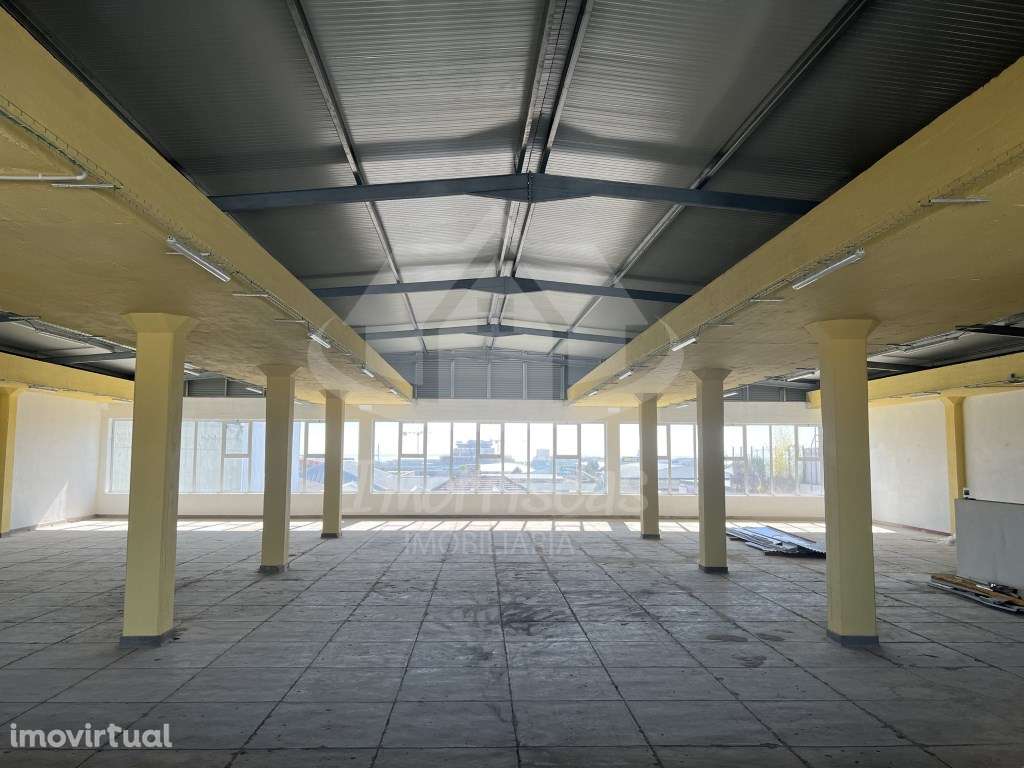 Armazém com área bruta de 750 m², em remodelação total no Prior Velho - Grande imagem: 4/15