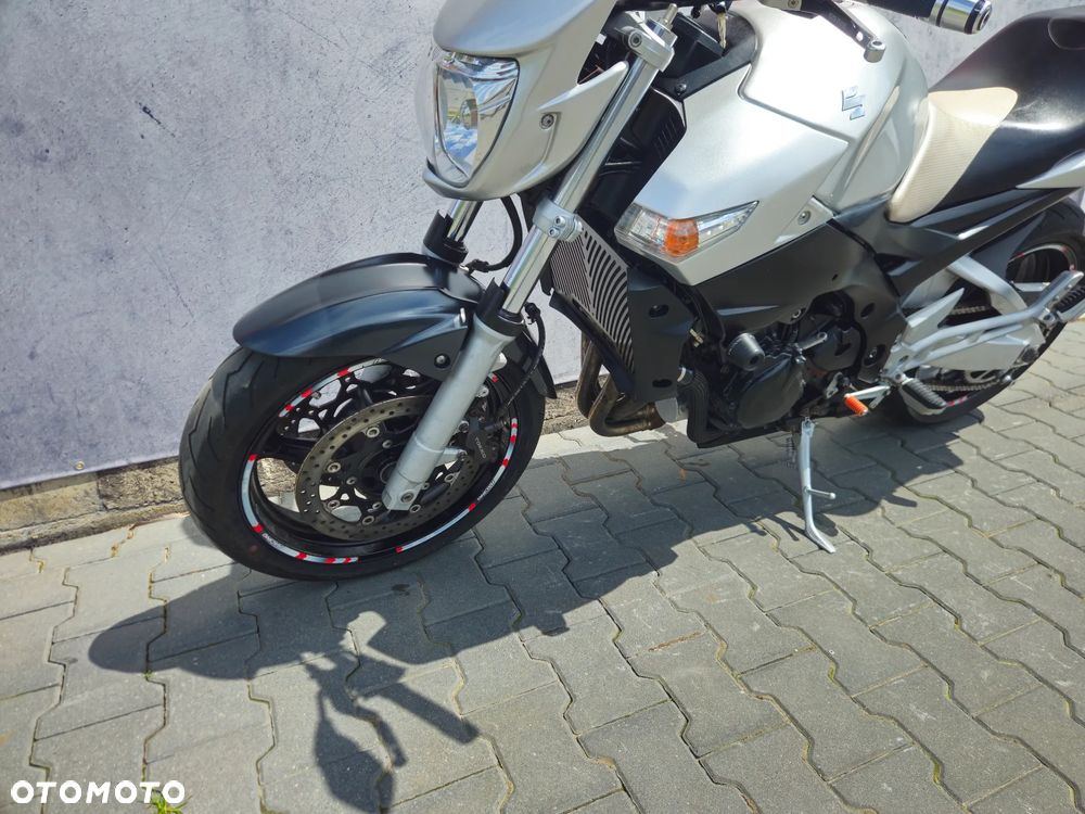 Suzuki GSR - 11