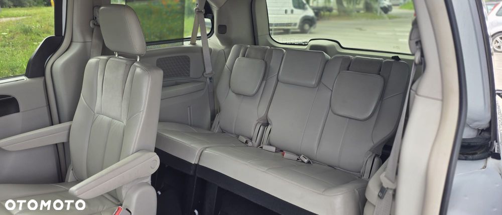Chrysler Town & Country 3.6 Limited - 23