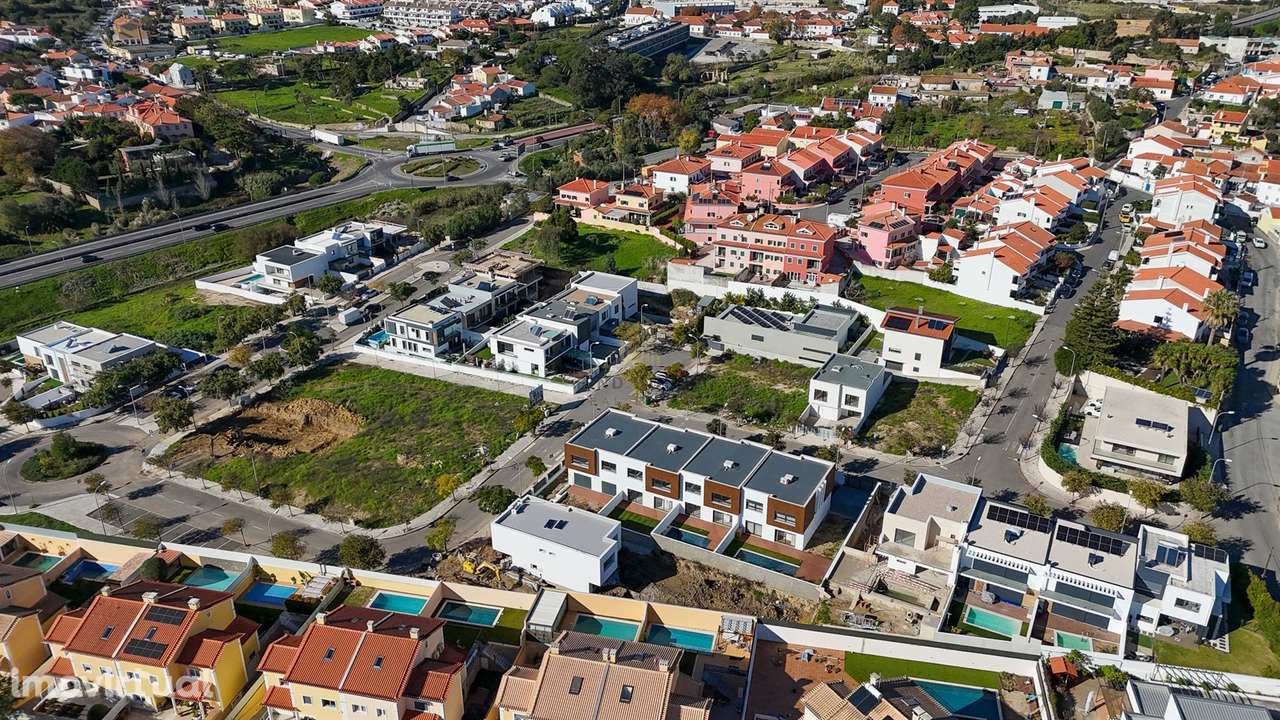 Vende-se Moradia T4 com jardim em Albarraque - Grande imagem: 3/31