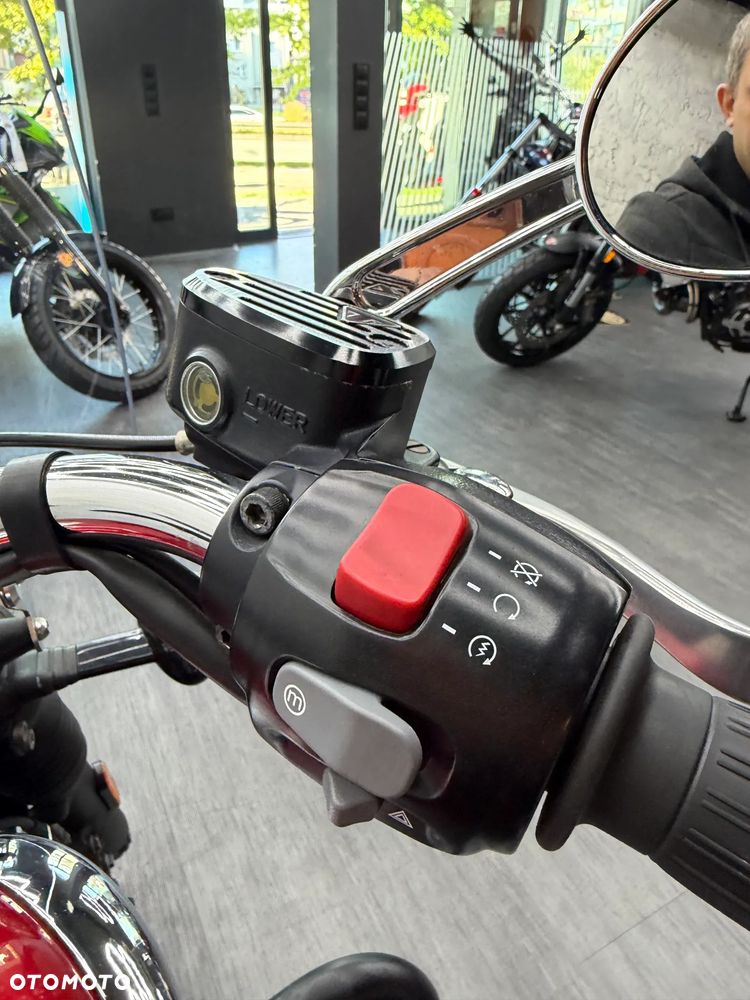 Triumph Bonneville - 24