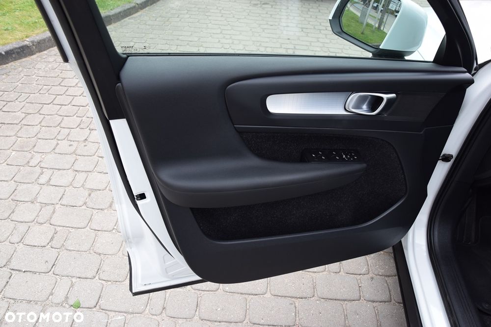 Volvo XC 40 T3 Geartronic Momentum Pro - 28