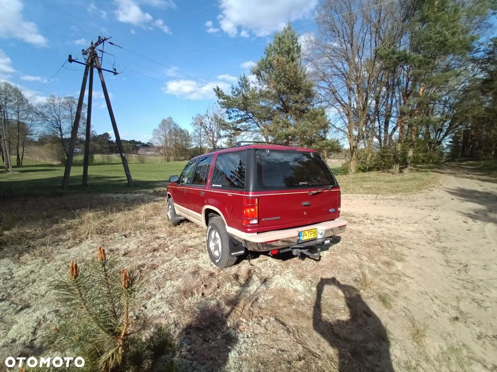 Ford Explorer Standard - 8