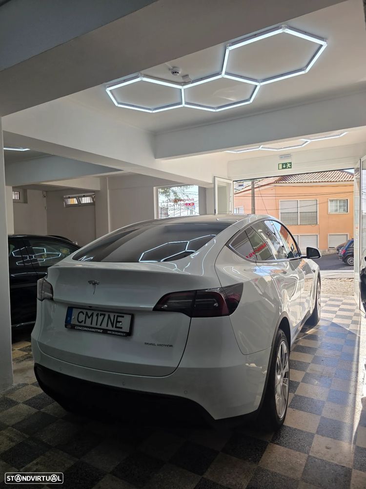 Tesla Model Y - 14