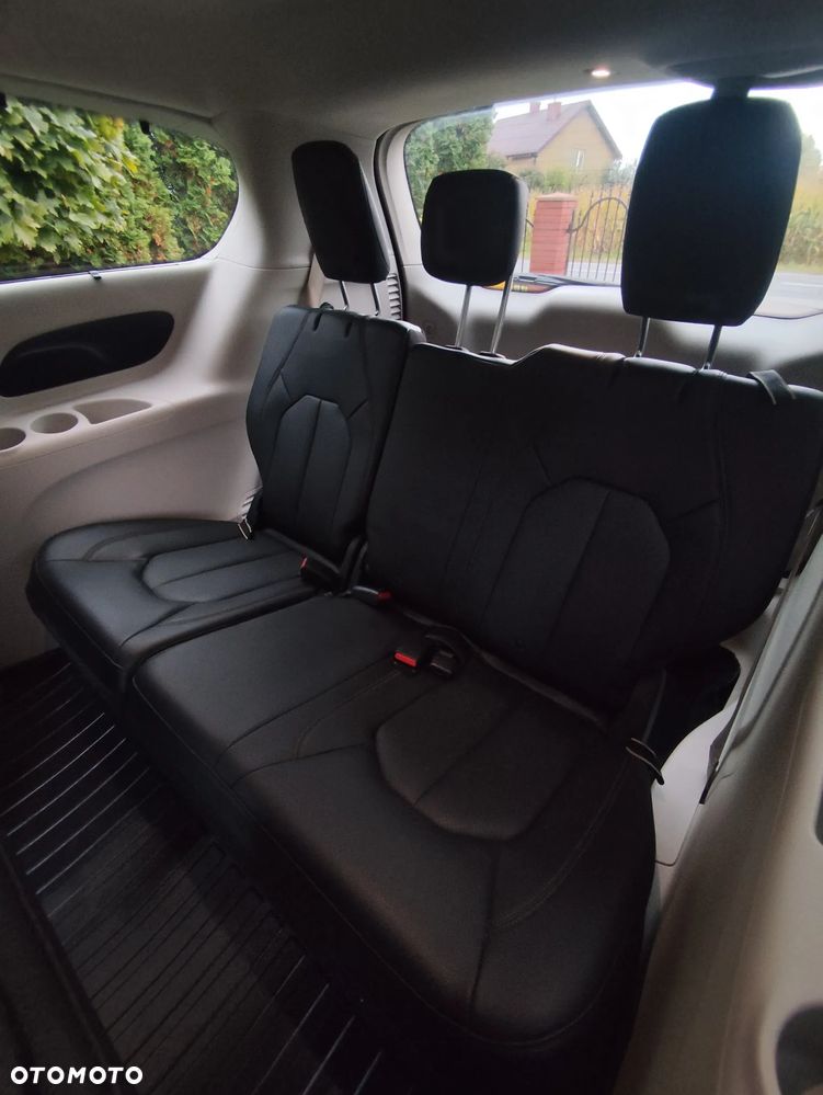 Chrysler Pacifica - 8