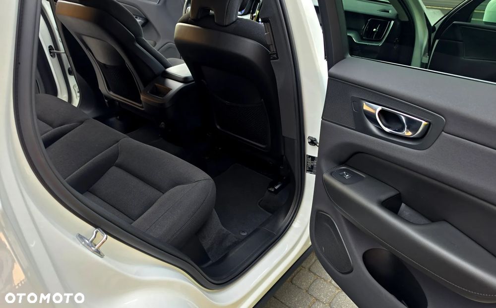 Volvo XC 60 B4 B Momentum Pro - 28
