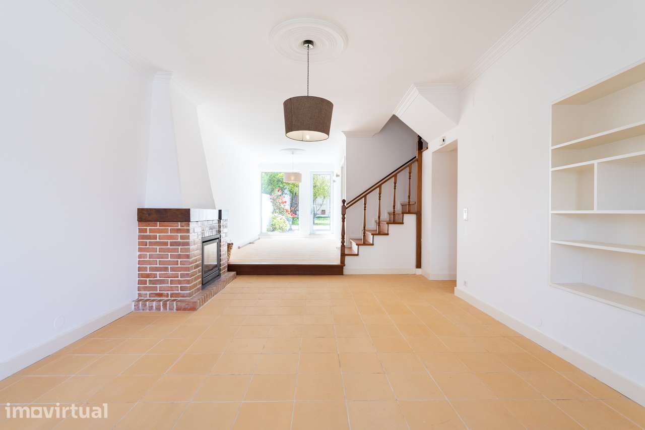 Moradia Geminada T4 com Jardim, Varandas e Excelente Localização - Grande imagem: 2/28