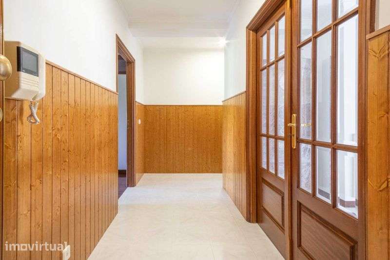 Apartamento T2+1 renovado com garagem fechada | Mafamude - Grande imagem: 2/12