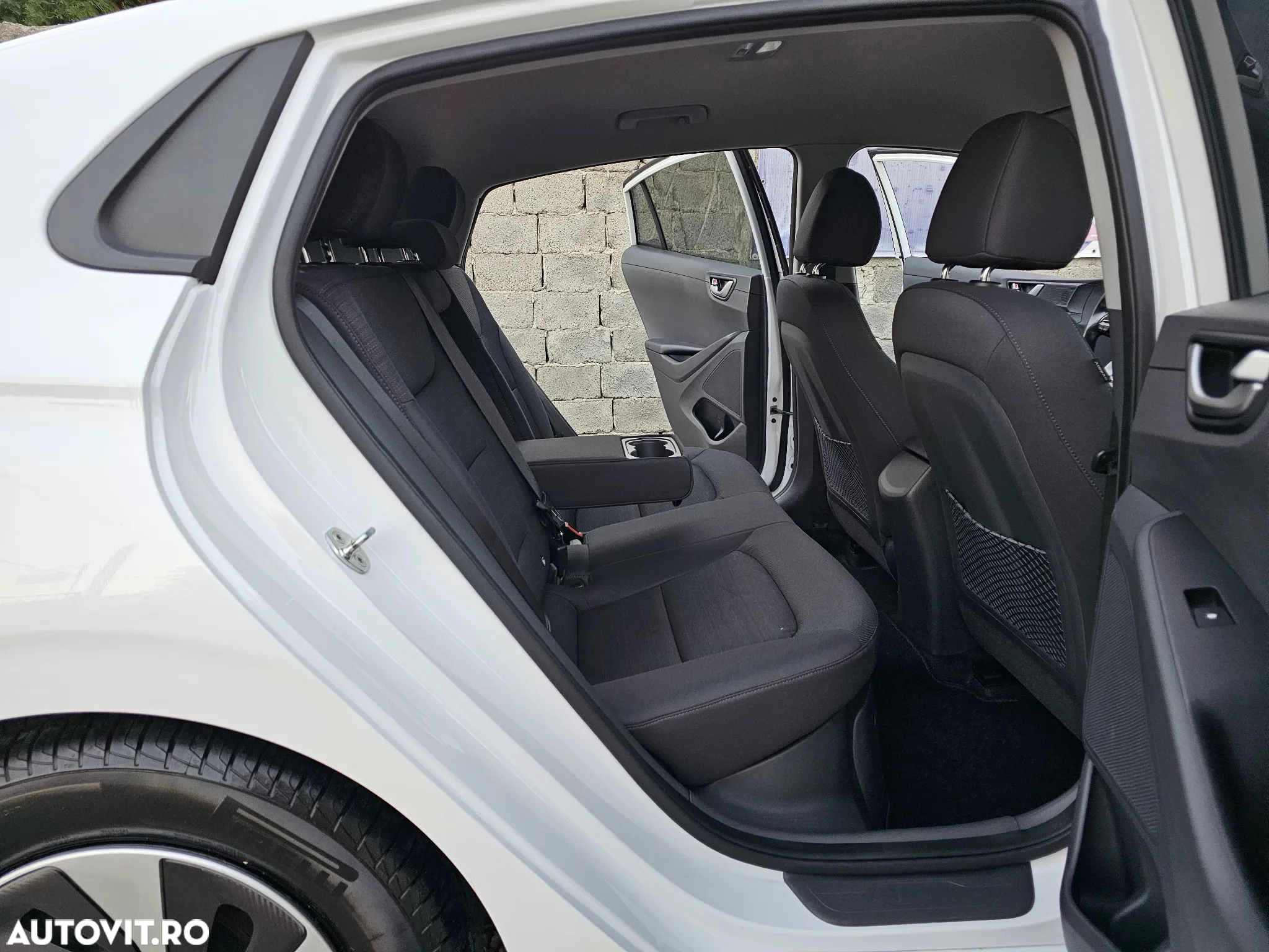 Hyundai IONIQ - 33