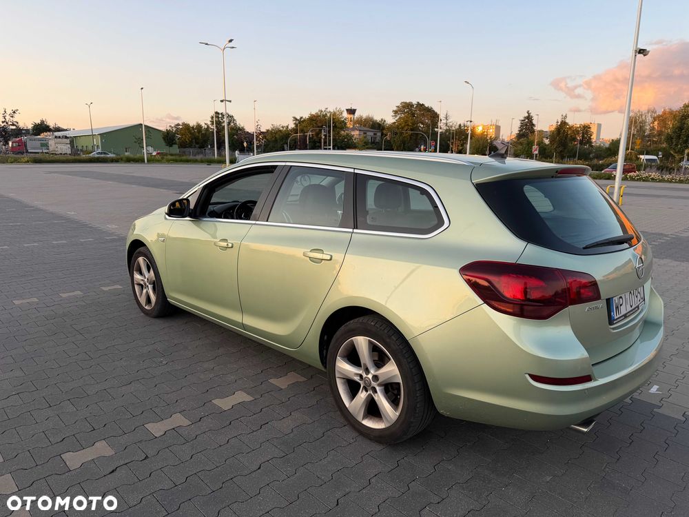 Opel Astra 2011 photo 2