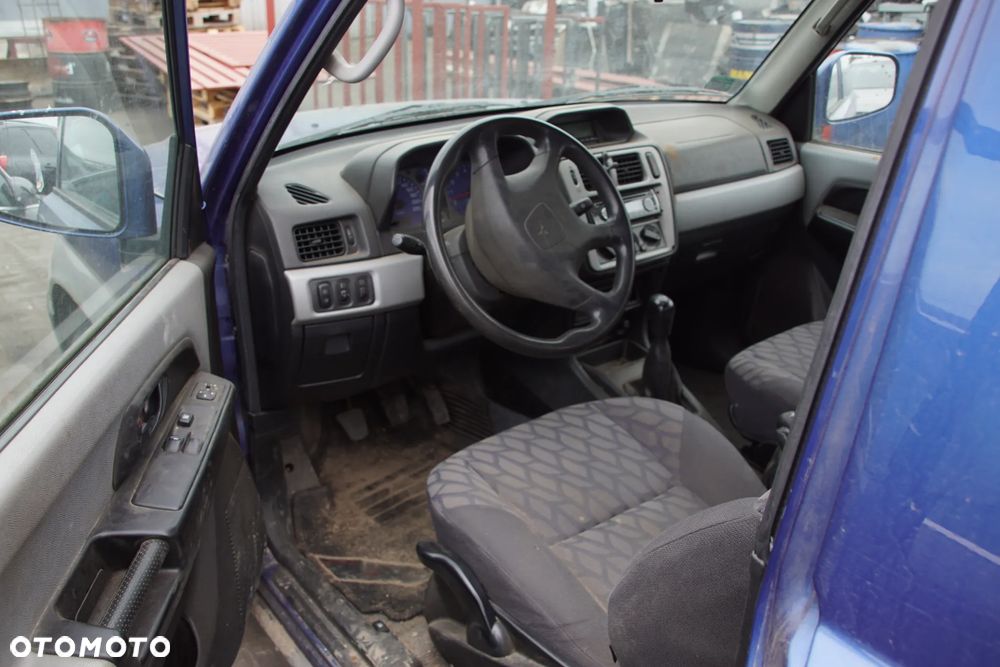 Auto na części - Mitsubishi Pajero Pinin 2.0 GDI 129 KM 4G94 V5M21 TH9B 2003R Silnik Skrzynia Drzwi Maska Błotnik Klapa Zderzak Lampa Lusterko Klamka Szyba Deska Kokpit Sterownik Moduł Czujnik Licznik Wyświetlacz Panel Kierownica - 8