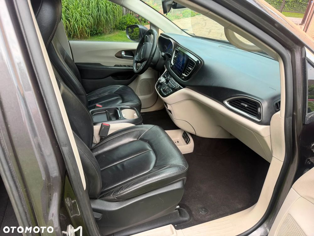 Chrysler Pacifica - 11