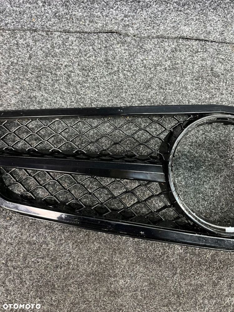 mercedes w204 atrapa chłodnicy grill zamiennik uszkodzony - 5