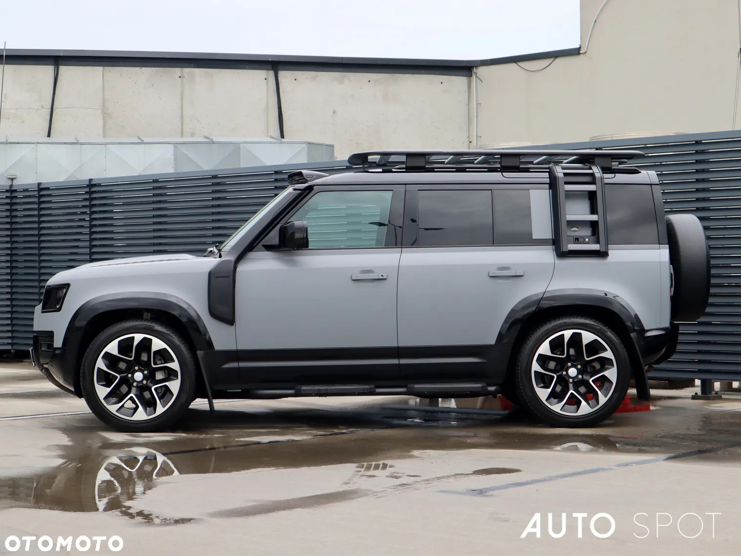 Land Rover Defender - 2