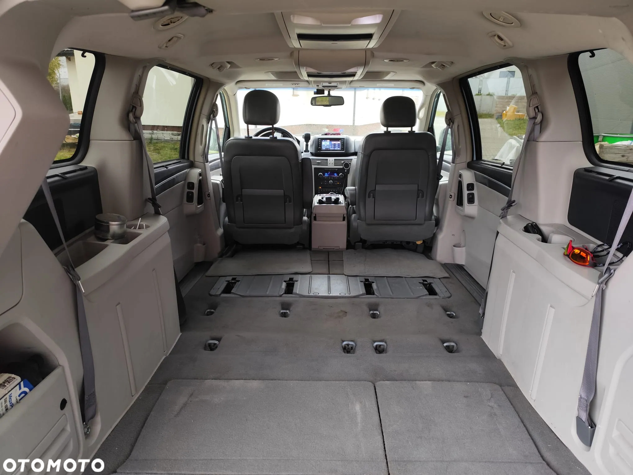 Volkswagen Routan - 11