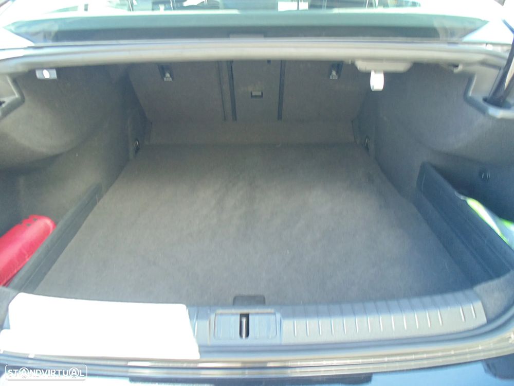 VW Passat 1.6 TDI Highline - 16