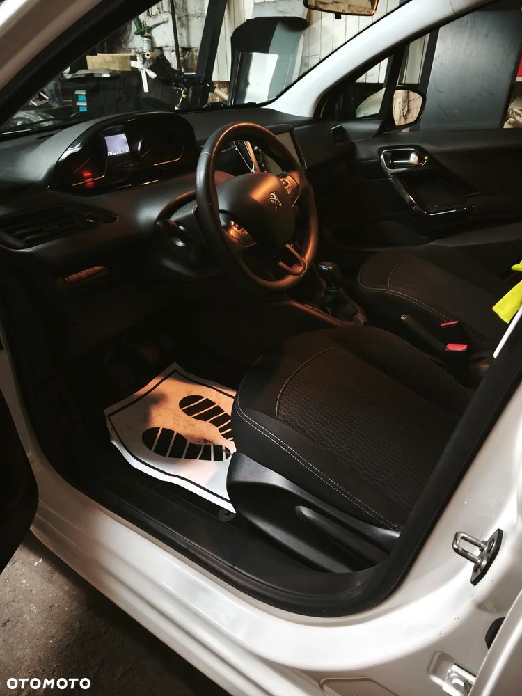 Peugeot 208 - 18