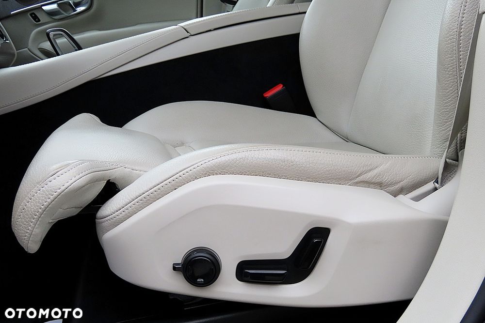 Volvo XC 90 B5 D AWD Ultimate Dark - 24