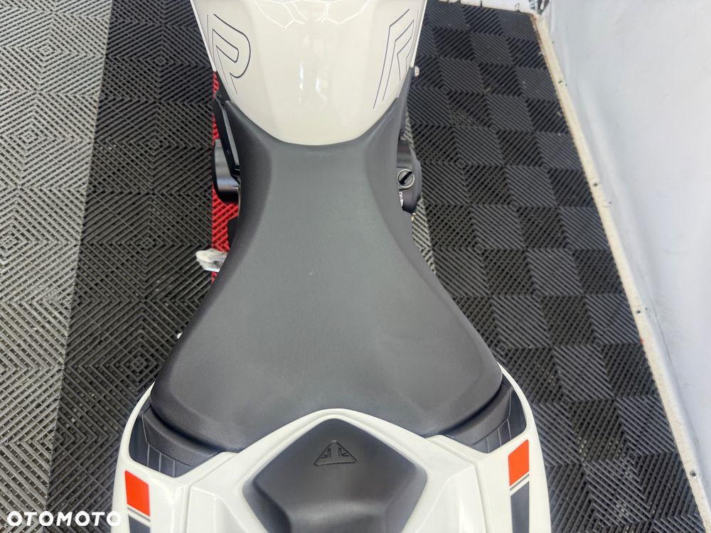 Triumph Street Triple - 23