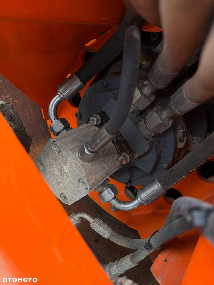 Hamm HD 8VV  Walec Terenowo Drogowy do Asfaltu z OBCINAKIEM BOCZNYM Hydraulicznym! 2 tony. Import Norwegia 2017 rok. 624 mtg. Silnik KUBOTA 3 cylindry. Maszyna nie różni się od Nowej z salonu! Serwisy w Dekra AKTUALNE 2026rok. Zero zniszczeń IGŁA !! Gotowy do długiej pracy. Po dużych serwisach eksploatacyjnych w Norwegii. Walec pochodzi z urzędu Komunalnego w Norwegii od pierwszego właściciela. Jego historia od nowości to lekkie inwestycje miejskie! Jedyna taka okazja! Bardzo mały walec a moc Potężna! Ani deka luzów i wycieków. OKAZJA. Zraszacze na dwa bębny. Ubijanie na dwa lub jeden bęben. Siła ubijania regulowana! - 18