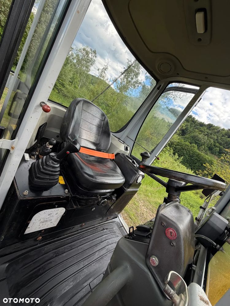 Wacker Neuson DW90 Wozidło 4x4 OBROTOWE.  9 ton ładowność z Pełną kabiną.  1799 mtg 2022 rok. Jak nowe z salonu PERKINS turbo silnik 4cylindry! Pochodzi z Norweskiego Gospodarstwa Ziemniaczanego! Pełne sterowanie dżojstik REWERS HYDROSTATIC. Ogrzewana wentylowana Kabina Opony zero zużycia. Aktualna DEKRA. Kamery wysokiej jakośći! Zero luzów i wycieków. Szybka wolna jazda. Wielka Okazja. Oświetlenie pełne Fabryczne. Hak. Podzespoły dosłownie Nowe! Lokalizacja NOWY SĄCZA - 13